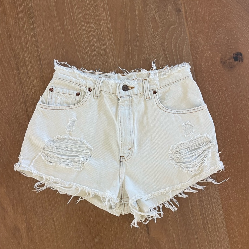 Vintage Frayed Hem Cream Levi Denim Shorts